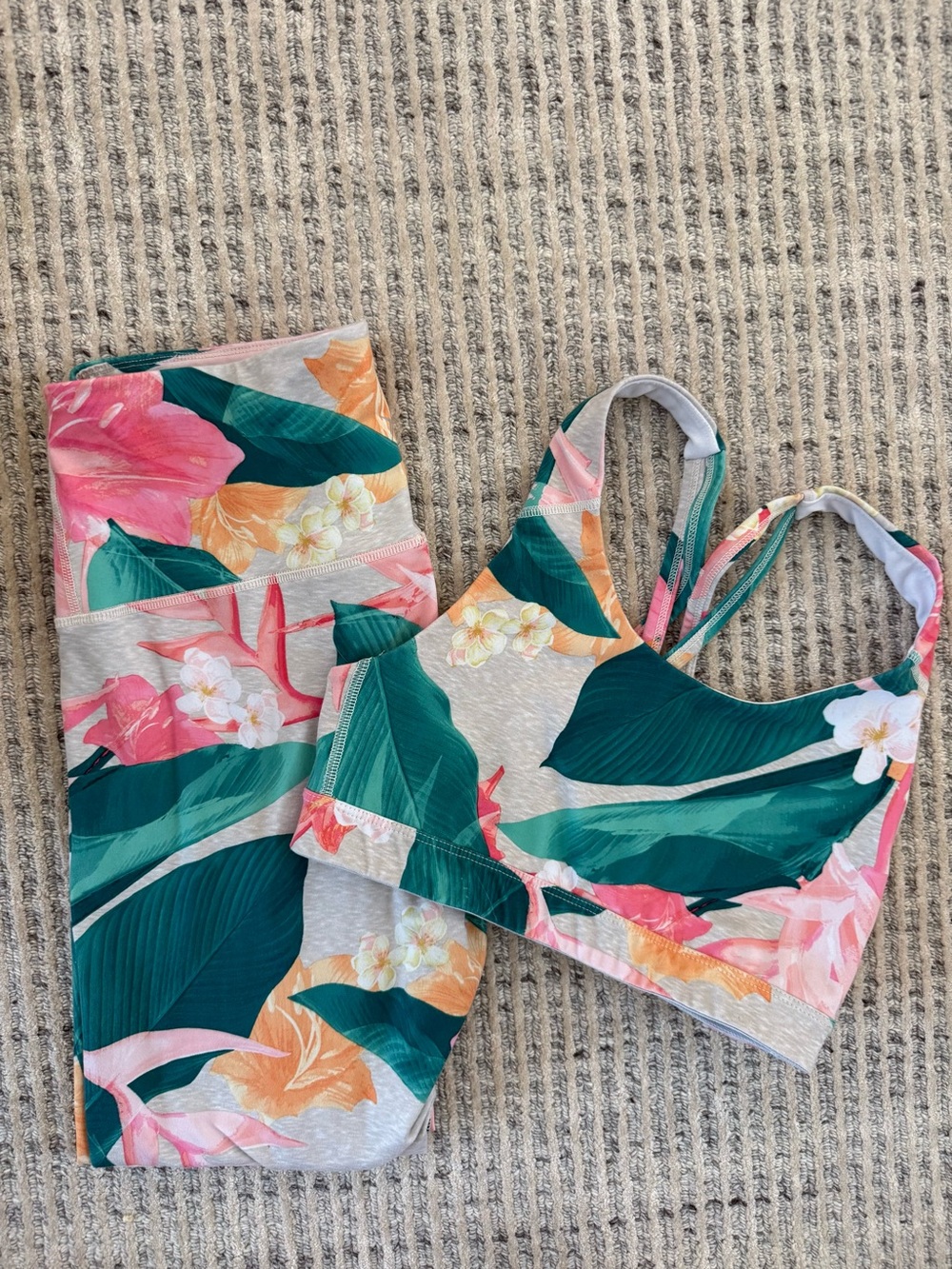 CLOSET CLEAN OUT!! Super Cute and Bright Old Navy Floral Active Set —small